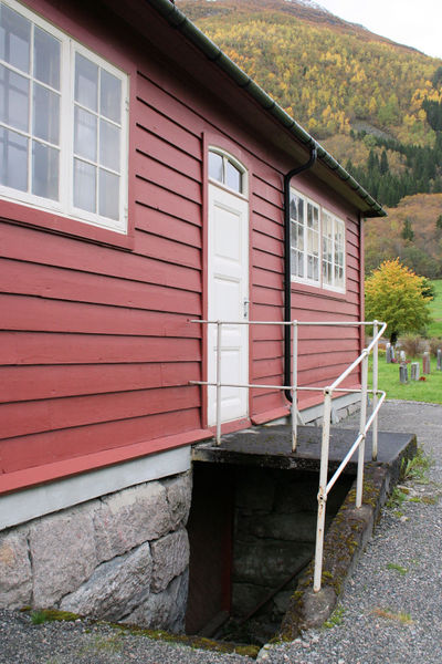 Fil:Fjærland kyrkje, austsida, AMH 2009.jpg