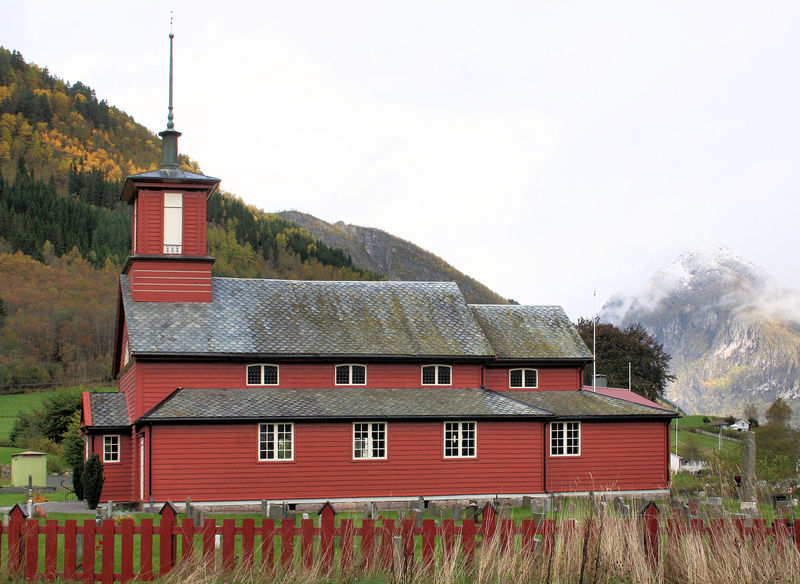 Fil:Fjærland kyrkje, sørfasade, AMH 2009.jpg