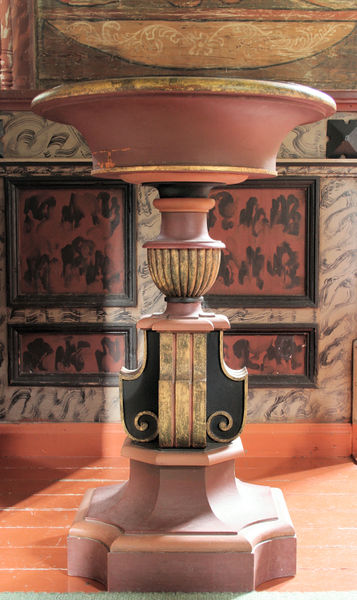 Fil:Flåm kyrkje, døypefont, AMH 2011.jpg