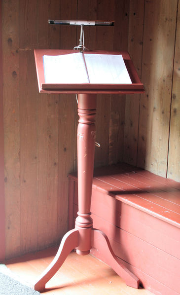 Fil:Flåm kyrkje, lesepult, AMH 2011.jpg
