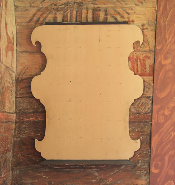 Fil:Flåm kyrkje, nummertavle, AMH 2011.jpg