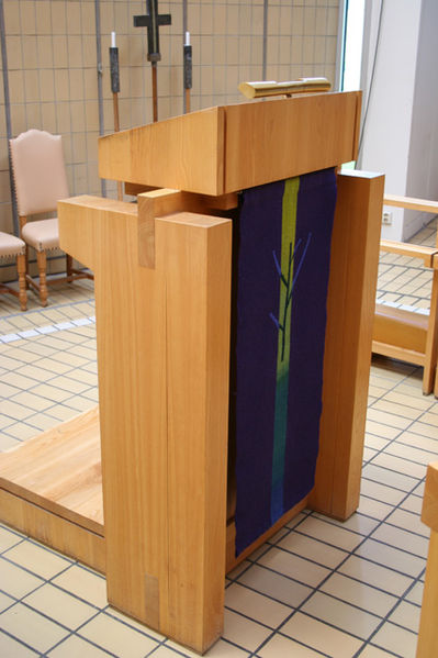 Fil:Fyllingsdalen kirke Prekestol.jpg