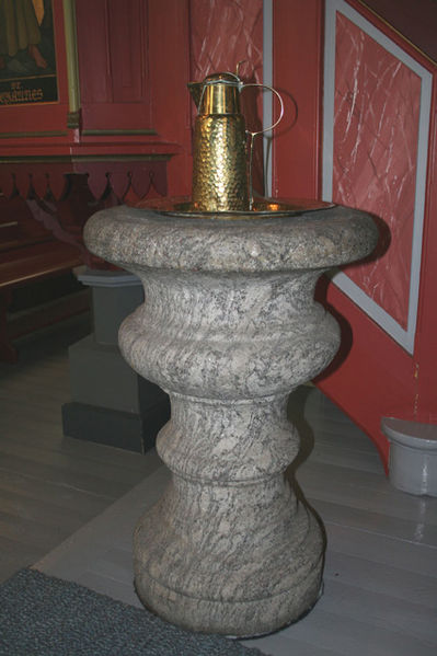 Fil:Garder kirke Døpefont 2.jpg