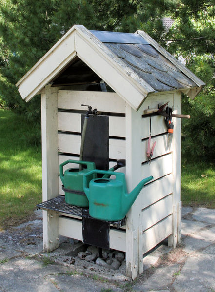 Fil:Gaupne, kyrkjegarden, vasspost, AMH 2012.jpg