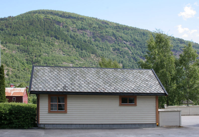 Fil:Gaupne, reiskapsbu, vestfasade, AMH 2012.jpg