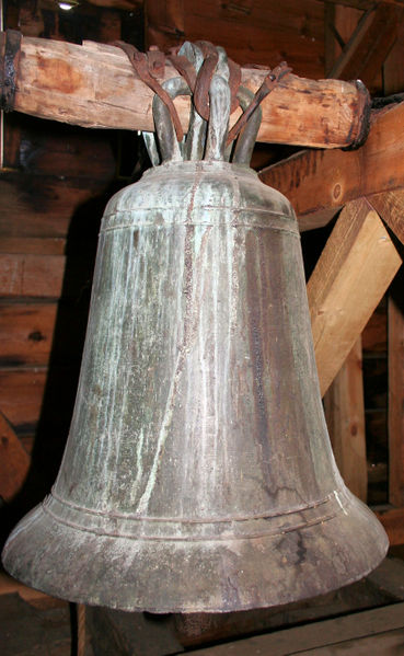 Fil:Gaupne gamle, kyrkjeklokke, AMH 2010.jpg