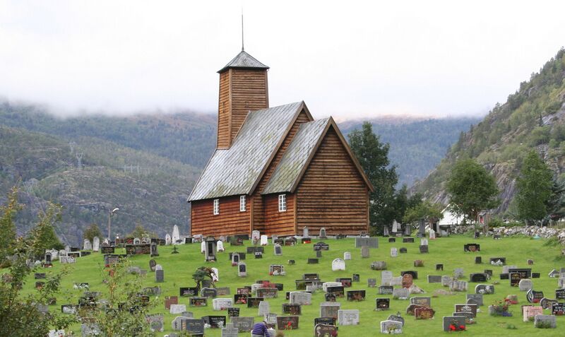 Fil:Gaupne gamle kyrkje og kyrkjegard, AMH 2010 cropped.jpg