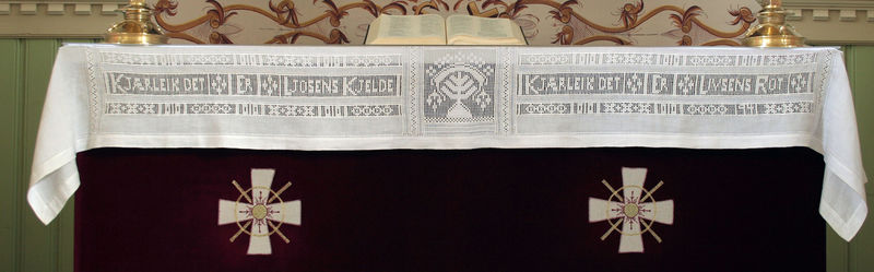 Fil:Gaupne kyrkje, altarduk, AMH 2010.jpg