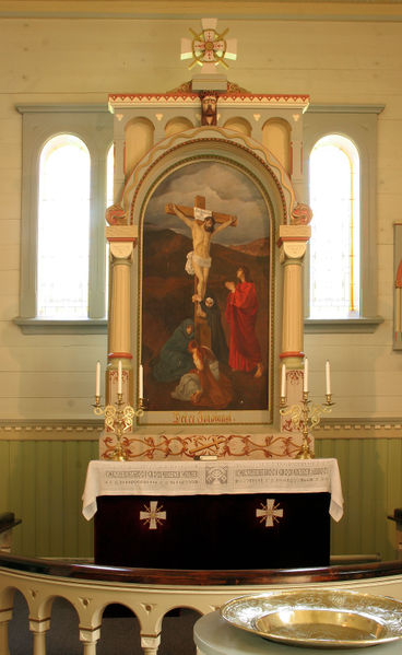 Fil:Gaupne kyrkje, altarpartiet, AMH 2012.jpg