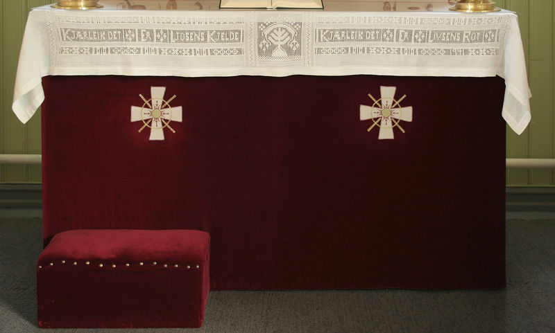 Fil:Gaupne kyrkje, antependium, AMH 2010.jpg