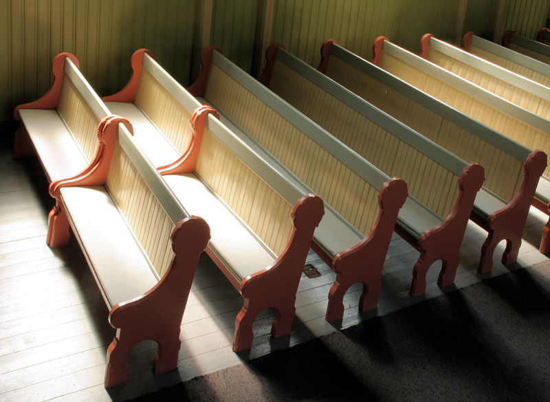 Fil:Gaupne kyrkje, benker, AMH 2012.jpg