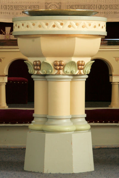 Fil:Gaupne kyrkje, døypefont, AMH 2012.jpg