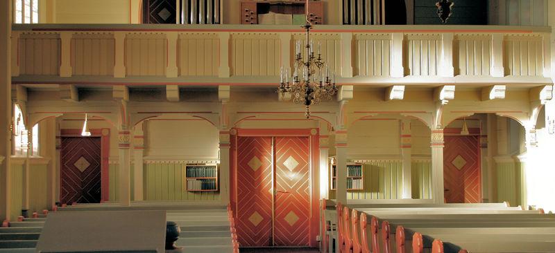 Fil:Gaupne kyrkje, galleri, AMH 2010.jpg