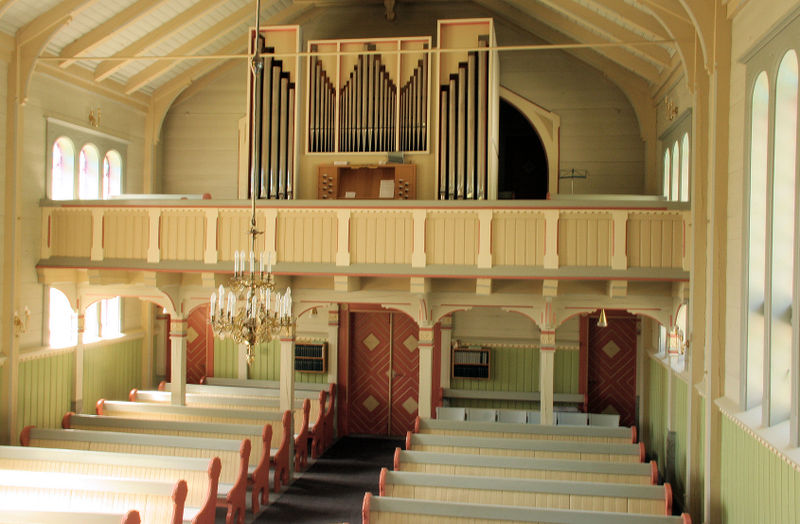 Fil:Gaupne kyrkje, galleri, AMH 2012.jpg