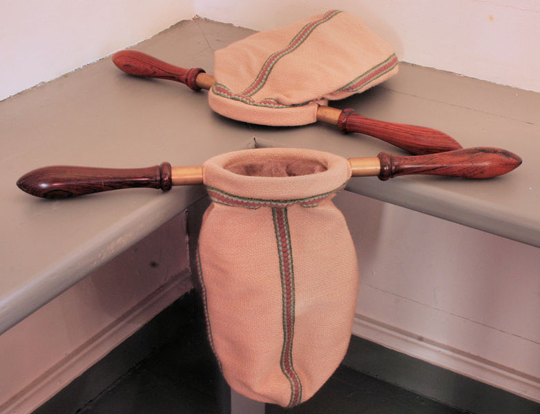 Fil:Gaupne kyrkje, kollekthovar, AMH 2010.jpg