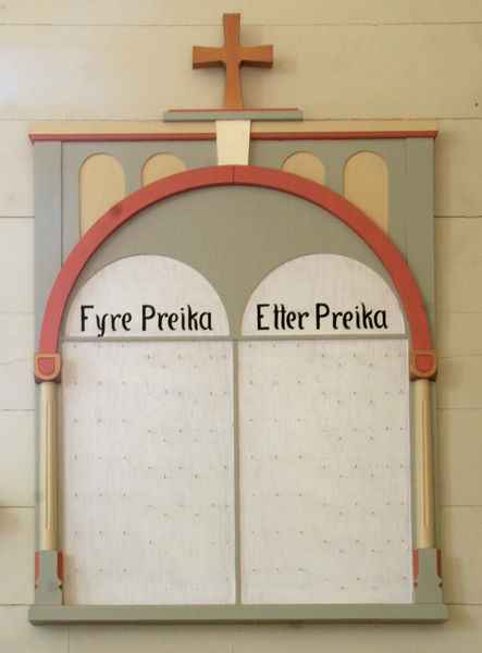 Fil:Gaupne kyrkje, nummertavle, AMH 2012.jpg