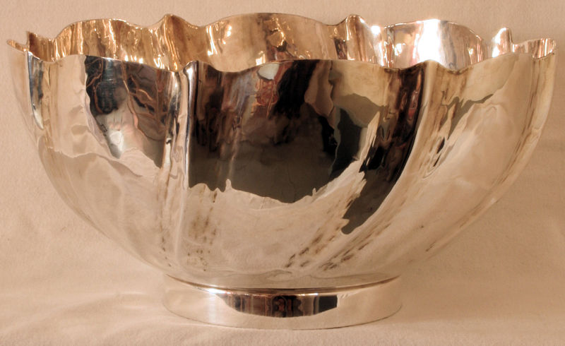 Fil:Gaupne kyrkje, offerskål, AMH 2010.jpg