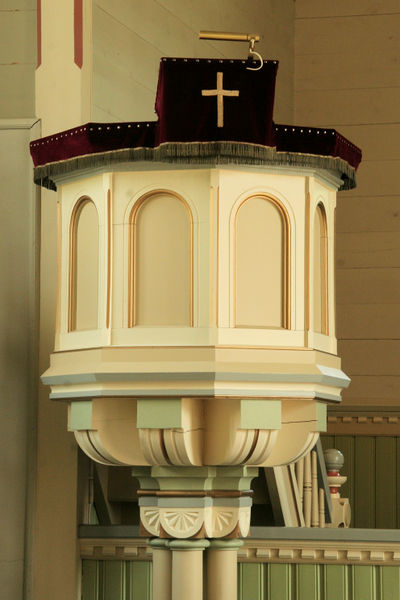 Fil:Gaupne kyrkje, preikestol, AMH 2012.jpg