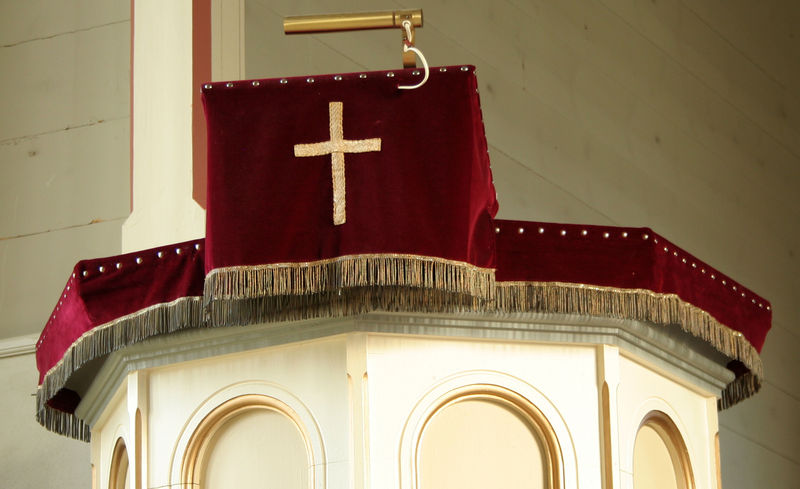 Fil:Gaupne kyrkje, preikestolklede, AMH 2010.jpg