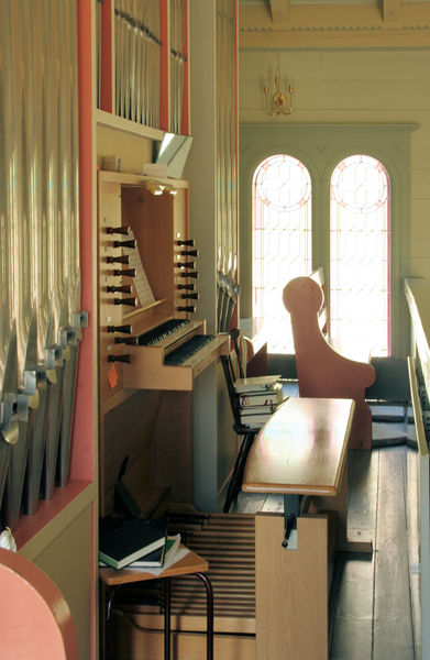 Fil:Gaupne kyrkje, spelepulten, AMH 2012.jpg