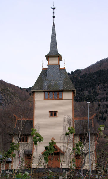 Fil:Gaupne kyrkje, vestfasade, AMH 2010.jpg