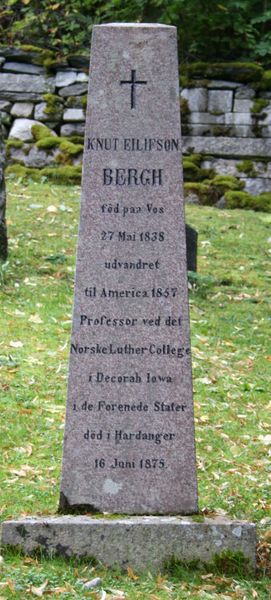 Fil:Granvin, gravminne m, AMH 2006.jpg