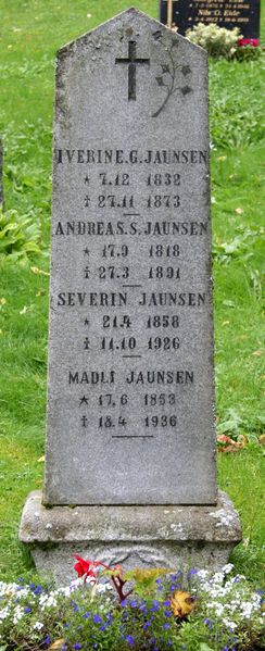 Fil:Granvin, gravminne o, AMH 2006.jpg