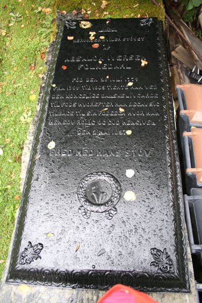 Fil:Granvin, gravminne u, AMH 2006.jpg