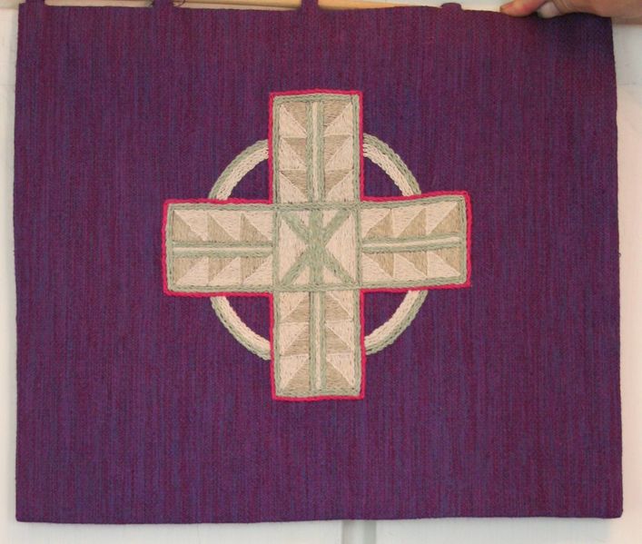 Fil:Granvin, preikestolklede fiolett, AMH 2006.jpg