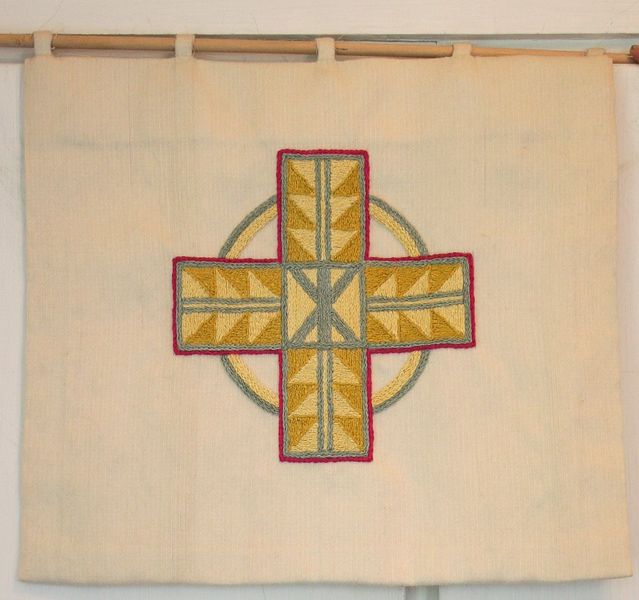 Fil:Granvin, preikestolklede kvitt, AMH 2006.jpg