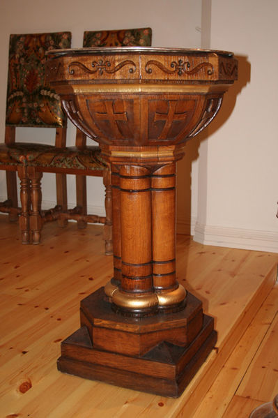 Fil:Høvik kirke Døpefont 2.jpg