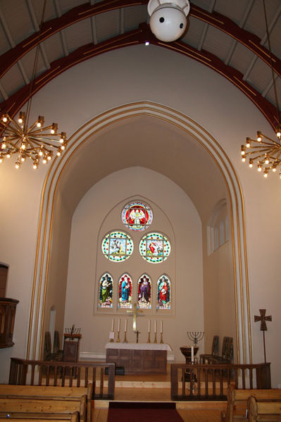 Fil:Høvik kirke Koråpningen.jpg