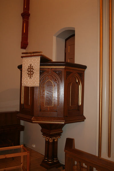 Fil:Høvik kirke Prekestol 1.jpg