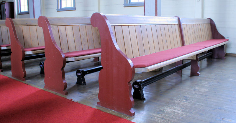 Fil:Hafslo kyrkje, benker, AMH 2011.jpg