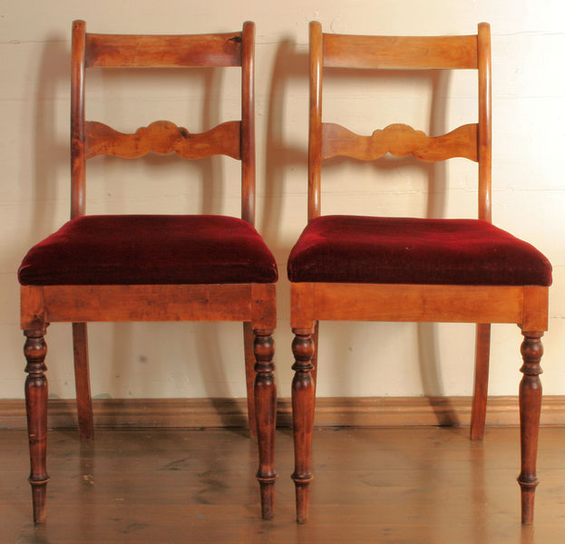 Fil:Hafslo kyrkje, biedermeierstolar, AMH 2010.jpg