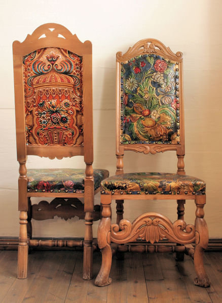 Fil:Hafslo kyrkje, brurestolar, AMH 2010.jpg