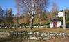 Hafslo kyrkje, kyrkjegarden vest for kyrkja, sett frå sør, AMH 2010.jpg
