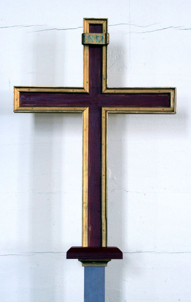 Fil:Hafslo kyrkje, prossesjonskross, AMH 2011.jpg