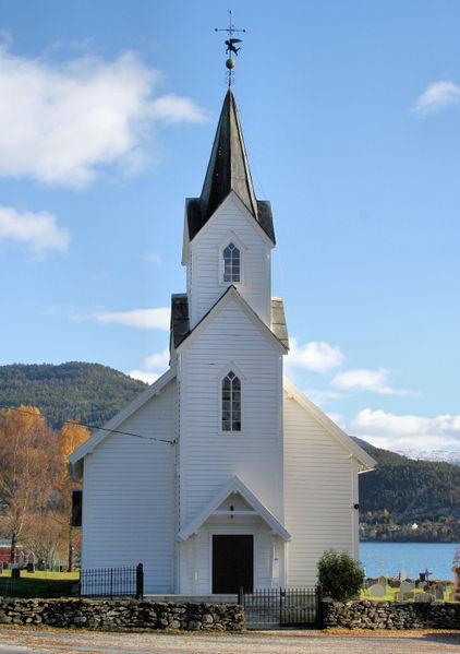 Fil:Hafslo kyrkje, vestfasade, AMH 2010.jpg