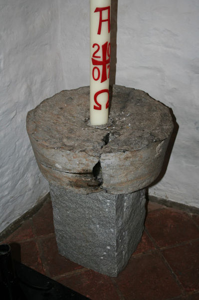 Fil:Haslum kirke Gammel døpefont.jpg