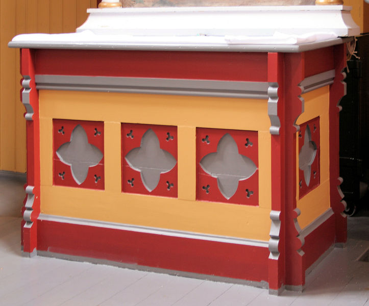 Fil:Hauge kyrkje, altar, AMH 2009.jpg