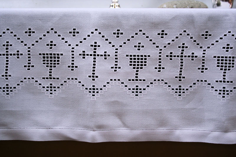 Fil:Hauge kyrkje, altarduk, AMH 2009.jpg