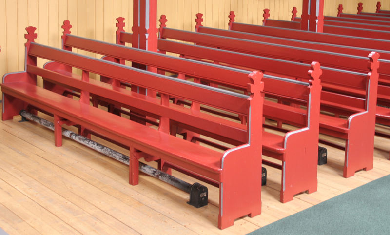 Fil:Hauge kyrkje, benker, AMH 2009.jpg