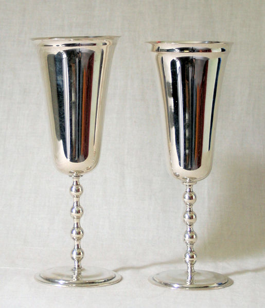 Fil:Hauge kyrkje, blomsterbeger, AMH 2009.jpg