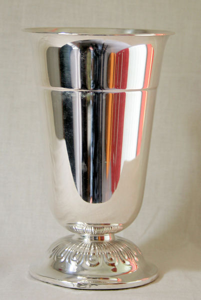 Fil:Hauge kyrkje, blomstervase, AMH 2009.jpg