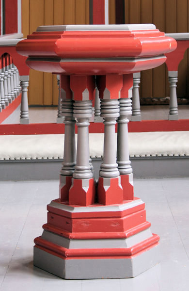 Fil:Hauge kyrkje, døypefont, AMH 2009.jpg
