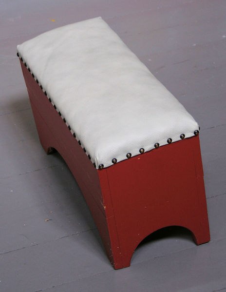 Fil:Hauge kyrkje, kneleskammel, AMH 2009.jpg