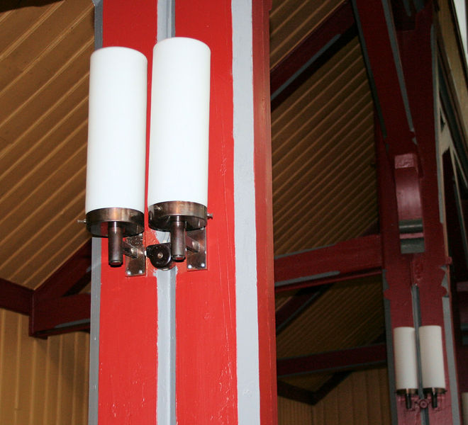 Fil:Hauge kyrkje, lampettar, AMH 2009.jpg