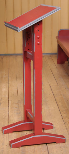Fil:Hauge kyrkje, lesepult, AMH 2009.jpg