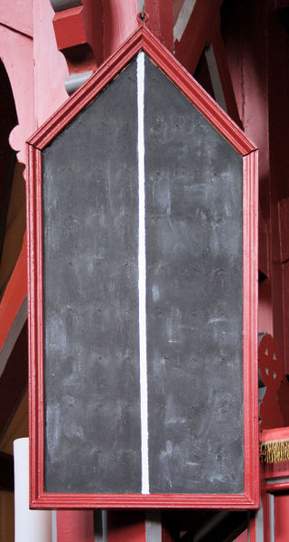 Fil:Hauge kyrkje, nummertavle, AMH 2009.jpg